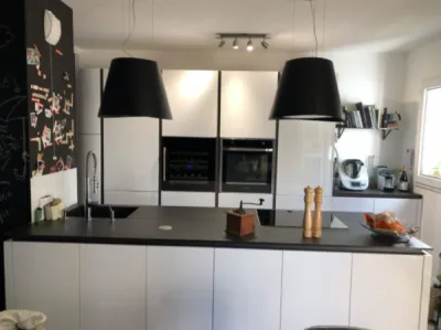 Réalisation et conception d'une cuisine blanche brillante et Dekton à Toulouse 