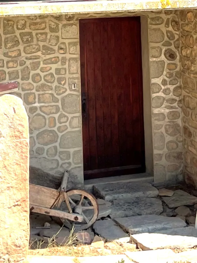 Ancienne porte d’entrée en bois vue de l’extérieur avant remplacement dans une maison à Beaujeu (Rhône 69) avec déperditions thermiques et infiltrations d’air