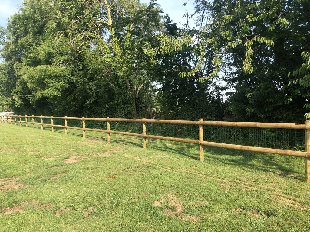 Installation de Clôture Décorative en Rondins de Bois Écorcés et Grillage pour Parcs et Grands Espaces à Elbeuf dans la Seine-Maritime 76