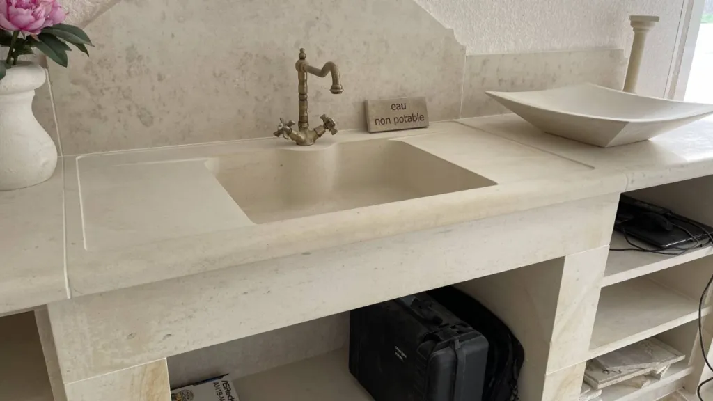 Cuisine et salle de bain en pierre naturelle de Bordeaux à Paris