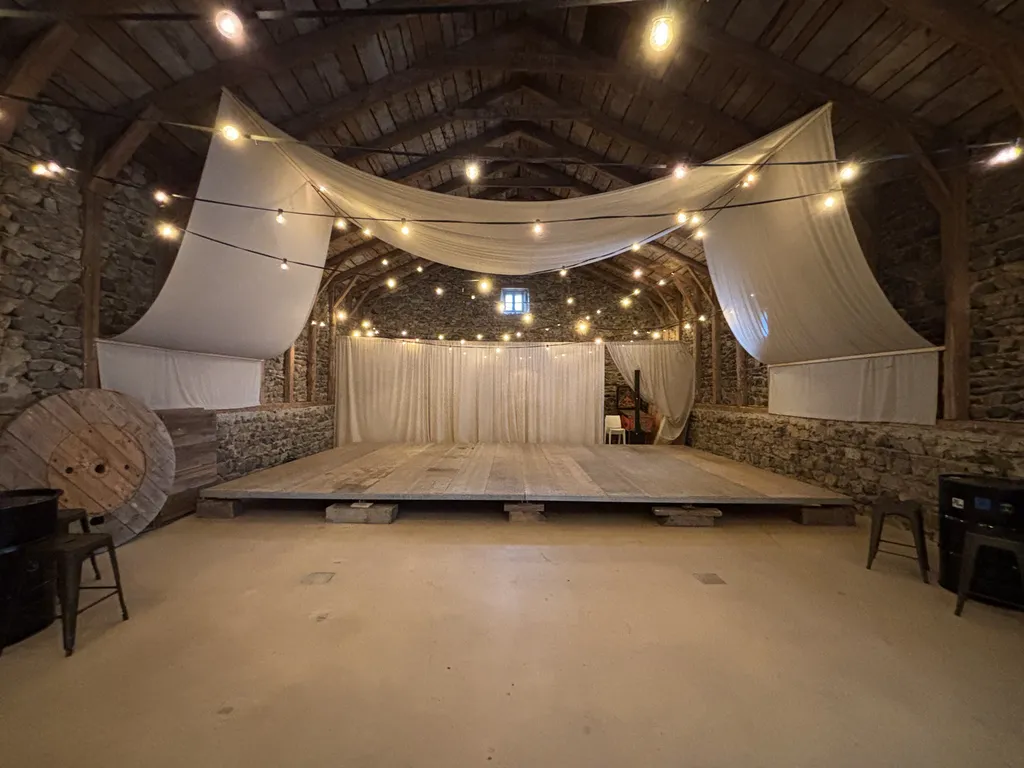 Location d'un plancher pour une scène en intérieur au Domaine de la Planche près du Puy en Velay