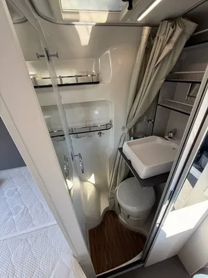 SALLE DE BAIN AVEC DOUCHE ET TOILETTE