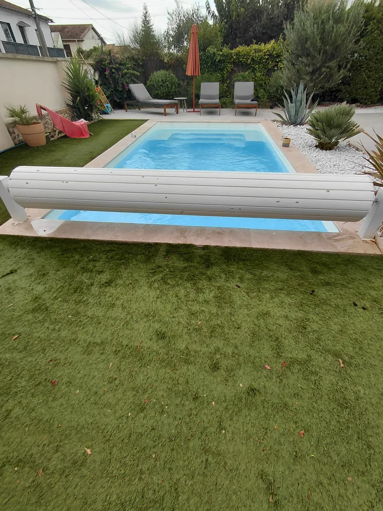 Remplacement de volet roulant de piscine endommagé par la grêle dans les bouches du rhone : dépose, pose d'un volet neuf et devis pour votre assurance