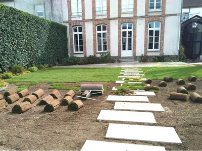 Création de terrasse, gazon de placage et massifs paysagers à Sens