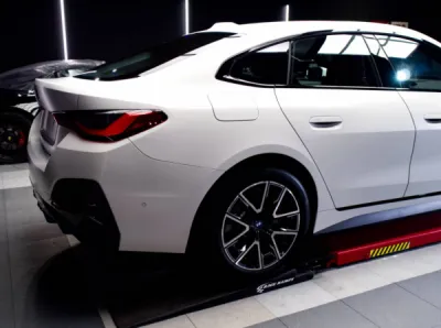 Chez Gloss Obsession, chaque BMW i4 est sublimée par un film de protection XPEL, protégeant efficacement contre les agressions extérieures