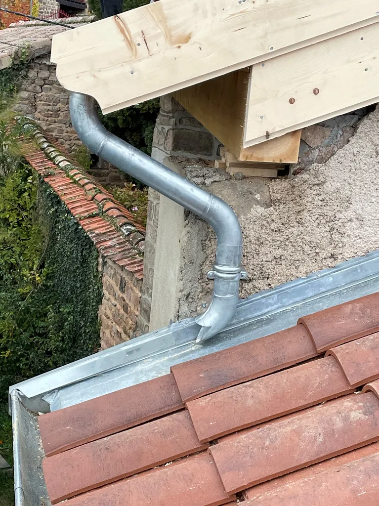 Reprise de la zinguerie et création de descentes d’eaux pluviales pour assurer l’évacuation des eaux et protéger la maison