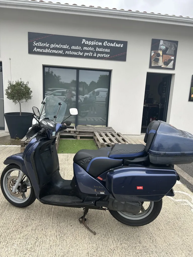 Travail sur mesure pour selle de scooter Scarabeo effectué par Passion Couture, référence en sellerie personnalisée près de Bordeaux