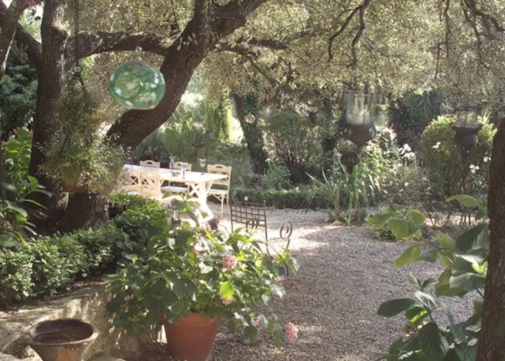  Chambre d'hôtes Le Lavandin à Pernes les Fontaine, restaurée par Sacha Houant. 