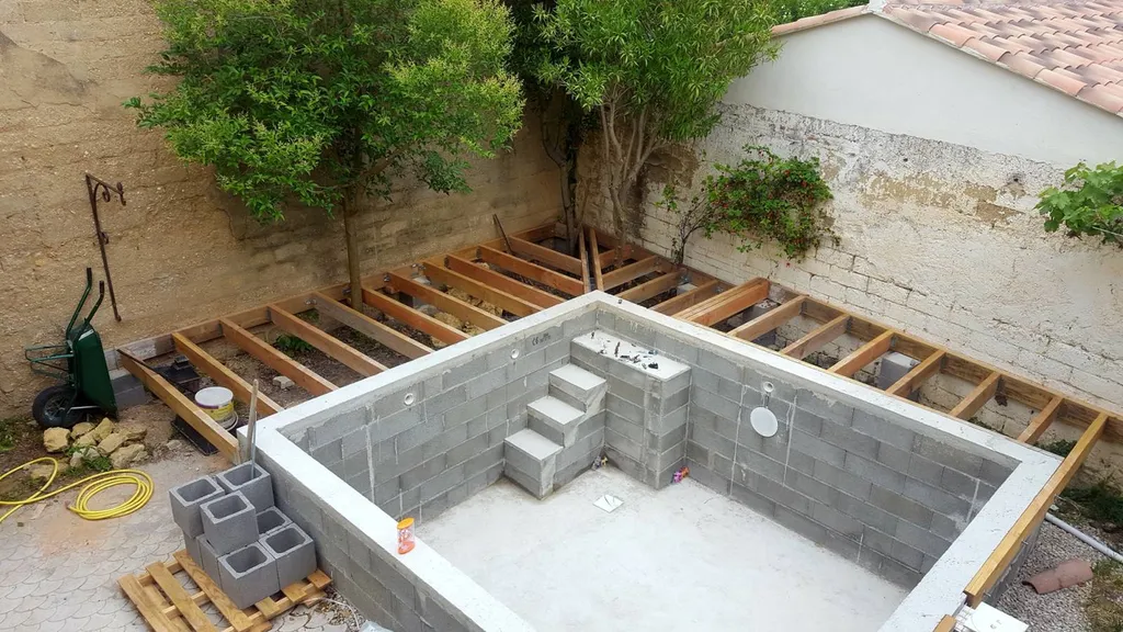 Réalisation d'une piscine sur mesure en béton à Salon de Provence