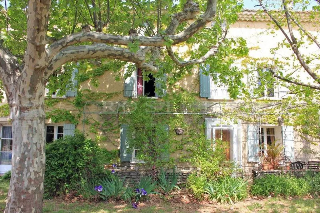 Dans le Comtat Venaissin, proche du centre ville et de tous les commerces, mas ancien avec piscine et dépendances.  