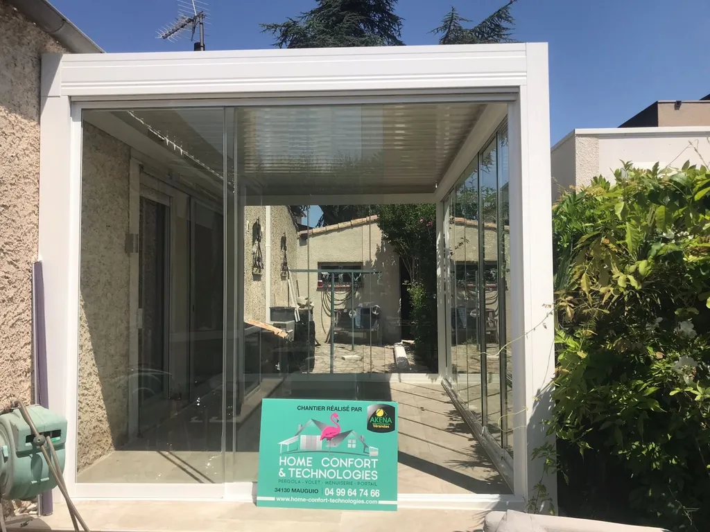 Carport blanc avec Mur de Verre à Mauguio