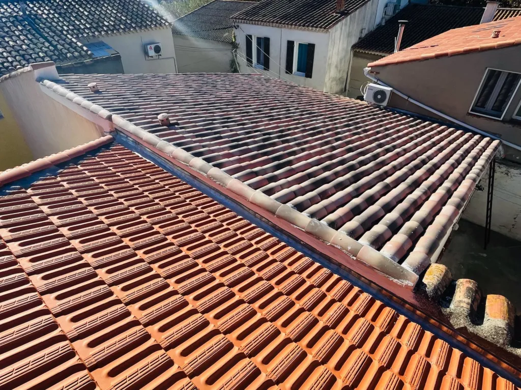 Réalisation des couvreurs de Solutoiture sur une changement de toiture de maison près de Aix en Provence