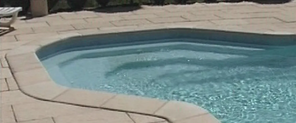 PISCINE COQUE RECIF VIRGIN - 9M X 5M