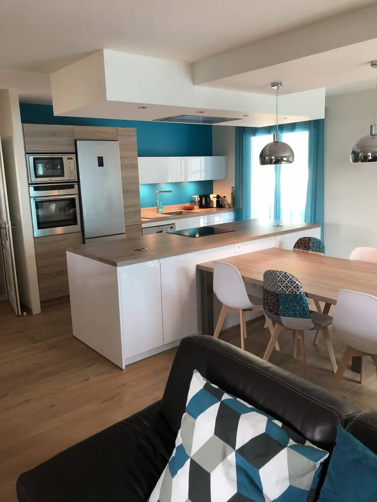 Cuisine avec plan de travail en îlot central à Lyon 6