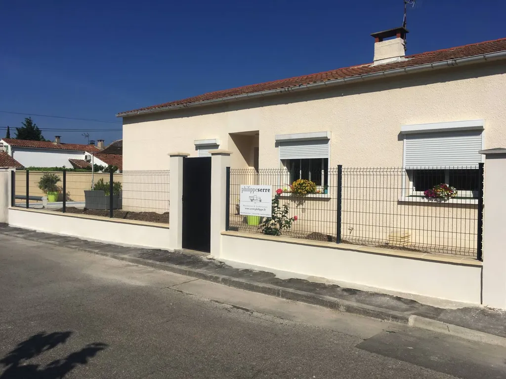 Modification d'une clôture pour une maison individuelle à Grans - clôture en travaux