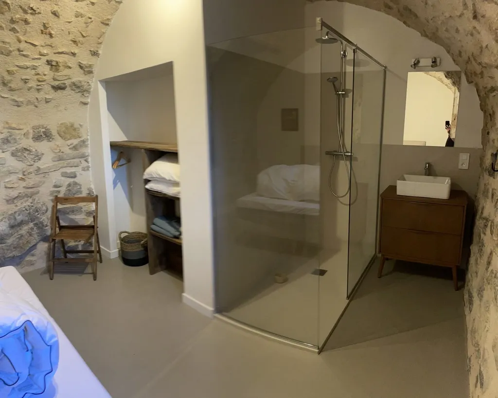 Pose d’une couche industriel effet béton ciré coulé à Arles 