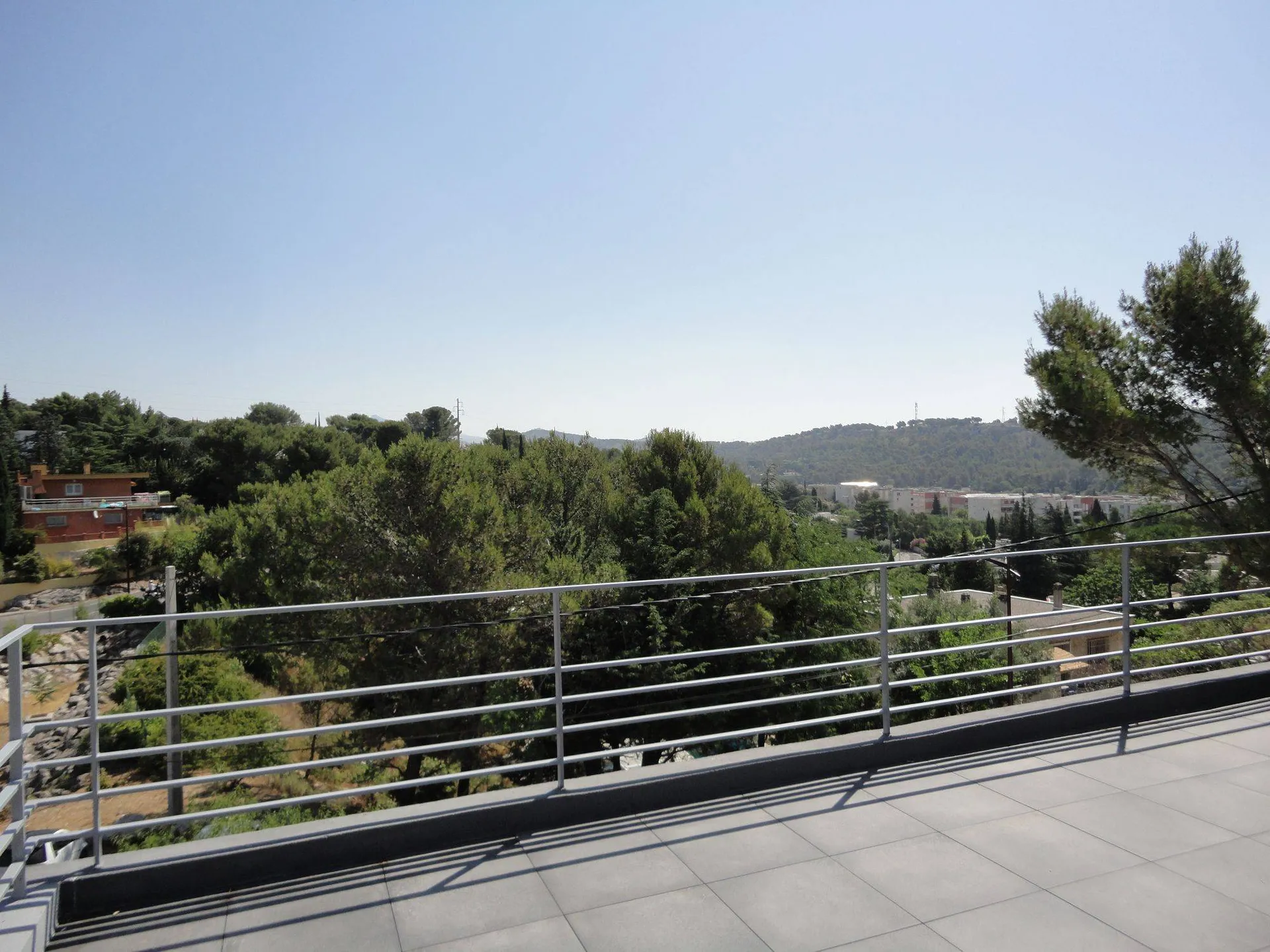 Maison / appartement  à vendre Carnoux en Provence proche centre ville, sur 3 niveaux avec vue panoramique