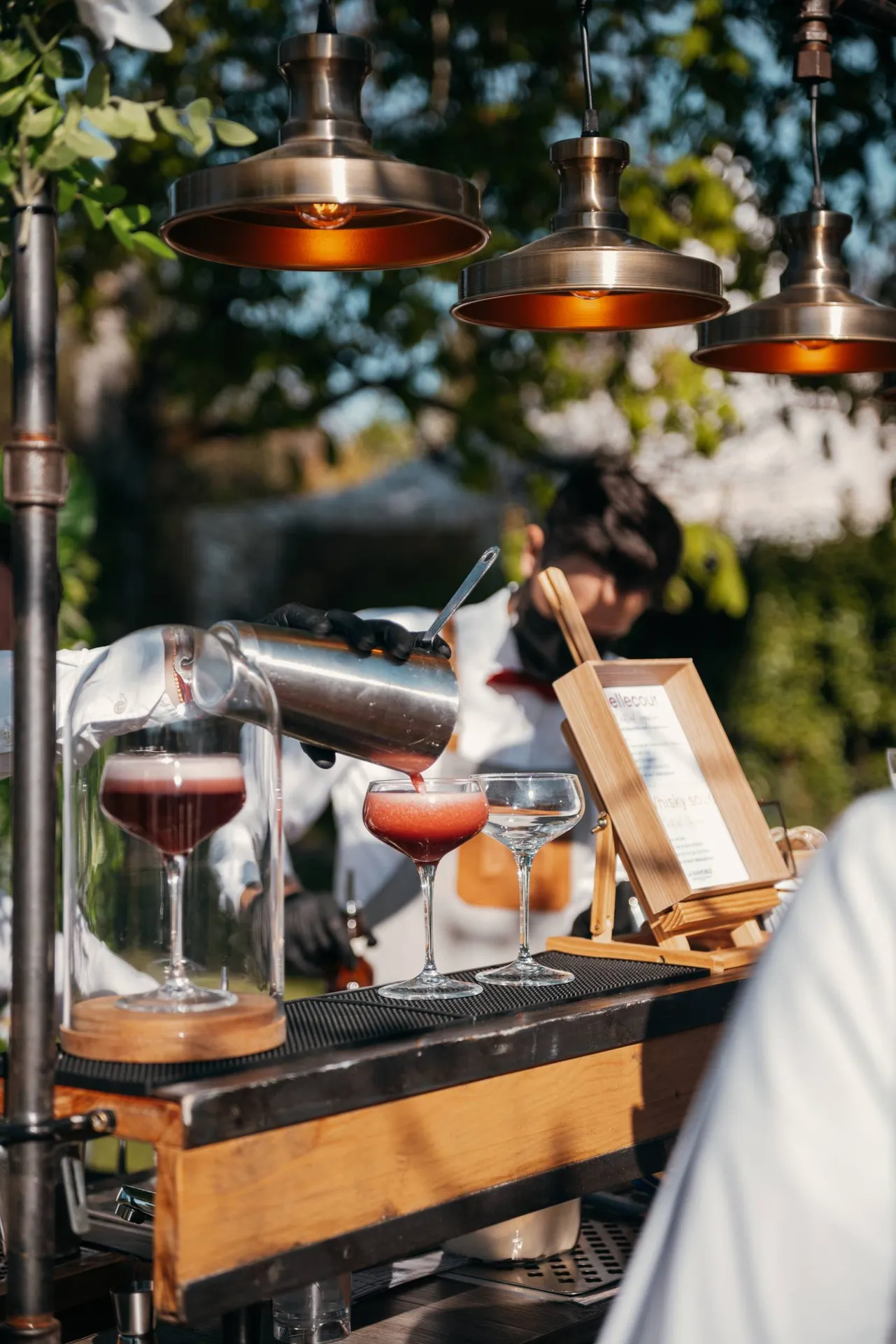 Vin d’honneur de mariage autour de Lyon avec bar à cocktails mobile professionnel et service fluide