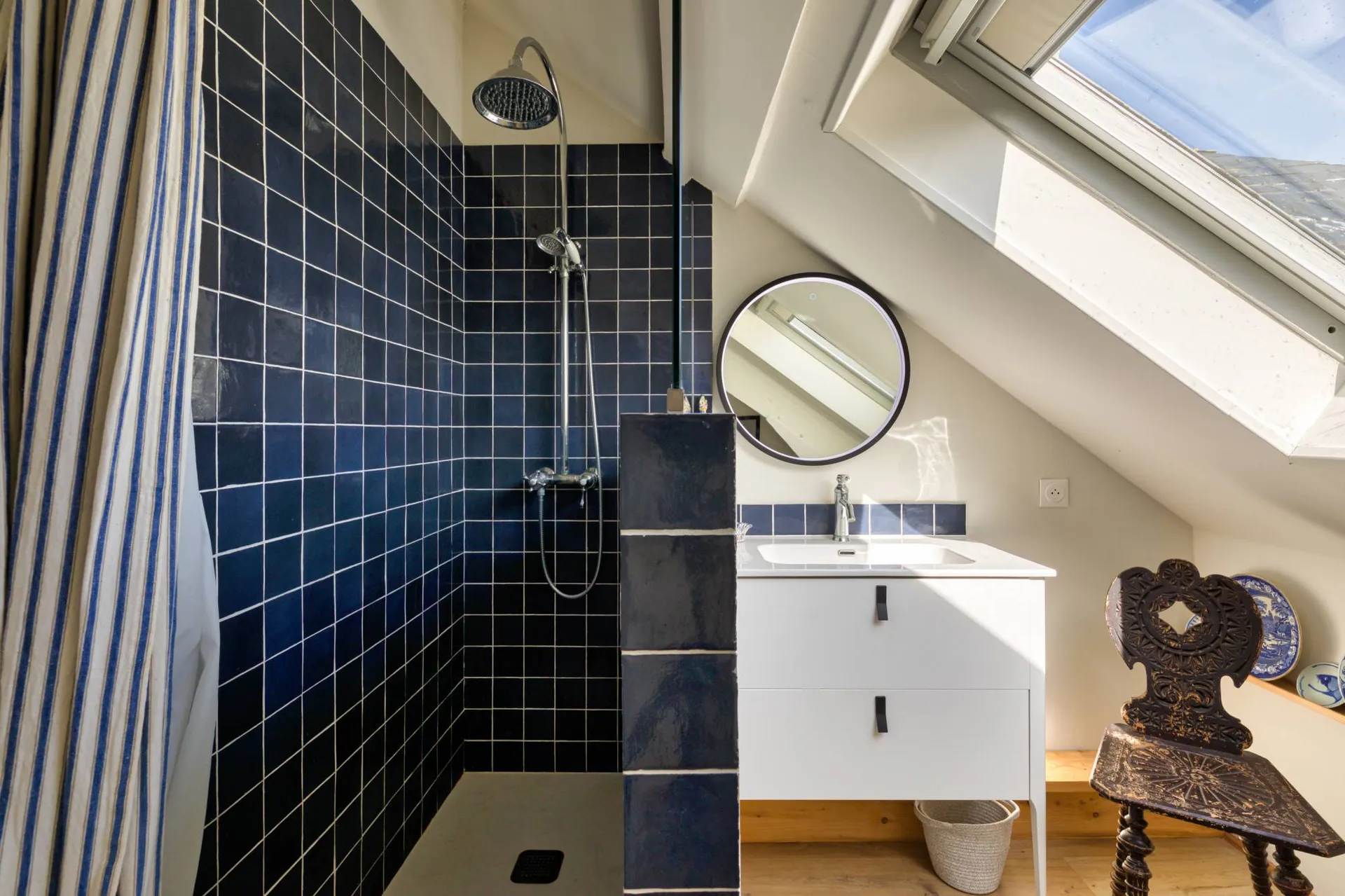 Beau Duplex atypique au 3e étage de 87.35m² Carrez sur cour rénové au cœur de Dieppe, Normandie.