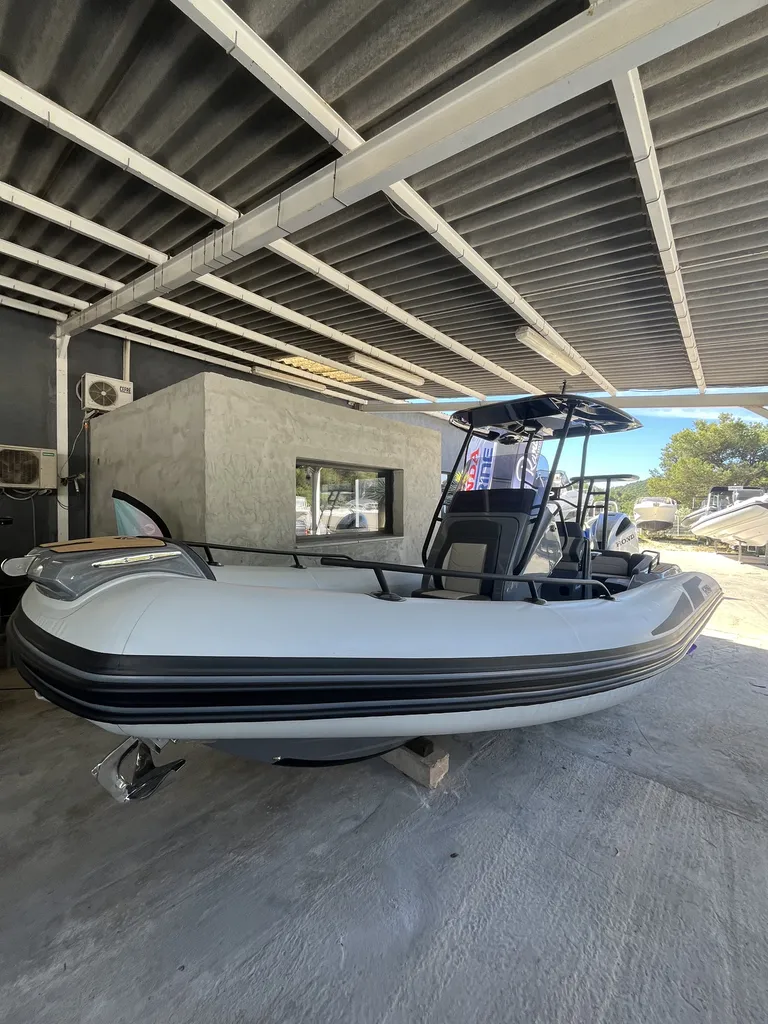Toni Marine propose à la vente un Grand Boats Golden Line G680 neuf équipé d'un moteur Honda 200 CV disponible à La Londe-les-Maures près de Hyères
