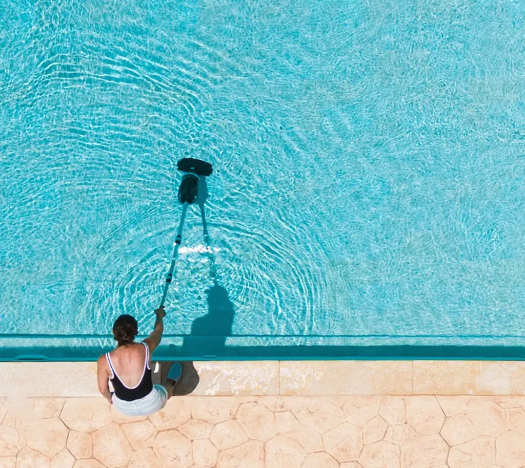aspirateur manche téléscopique en action