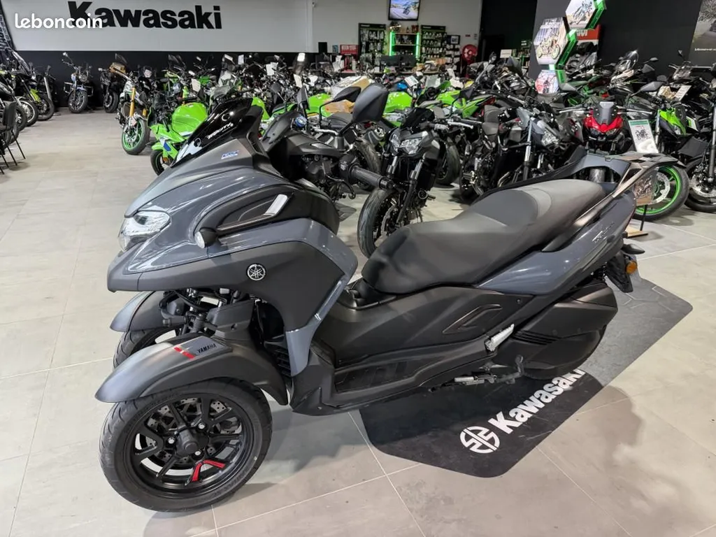 Scooter Yamaha TRICITY 300- bulle courte fumée - Kawasaki Nîmes