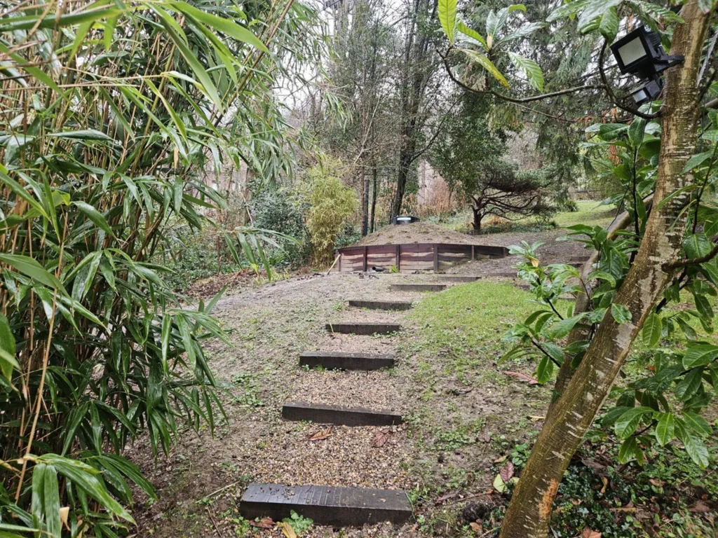 Réalisation de marches en poutres de chênes et bachage de talus