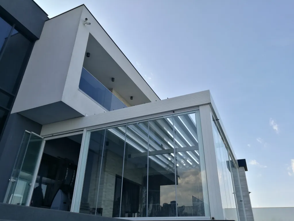 Extension à toiture rétractable Ciel Ouv'air Saint-Tropez