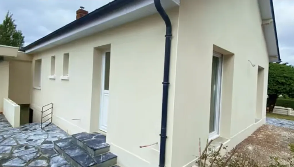 Rénovation enduit projeté d'une maison en bord de mer