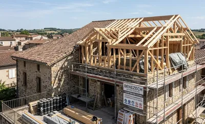 Projet de surélévation en cours à [Indiquez le nom de la commune près d'Albi]. Benezech Maîtrise d'Œuvre assure la coordination rigoureuse des artisans et le suivi minutieux du chantier pour cette rénovation et extension de maison ancienne dans le Tarn. N