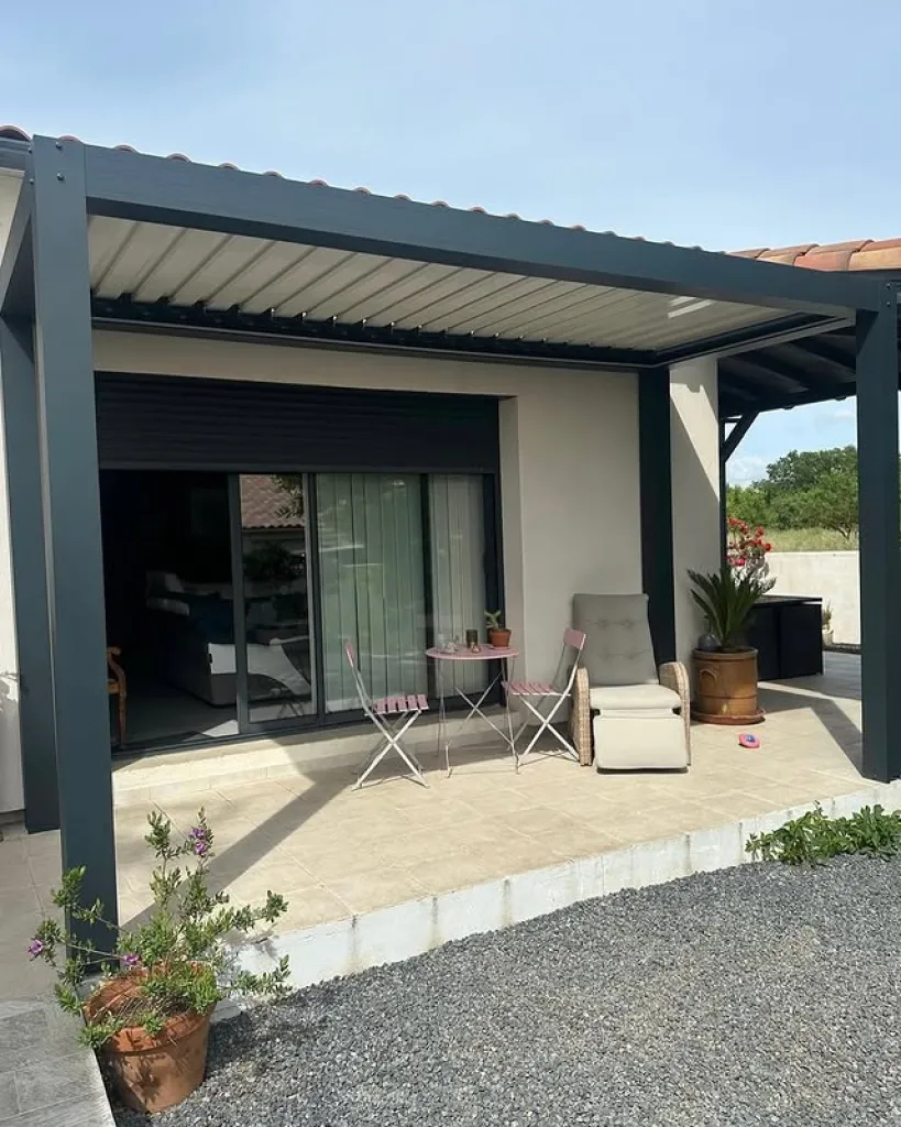 Pose pergola bioclimatique aluminium gris anthracite adossée avec lames orientables motorisées à Florensac 34510