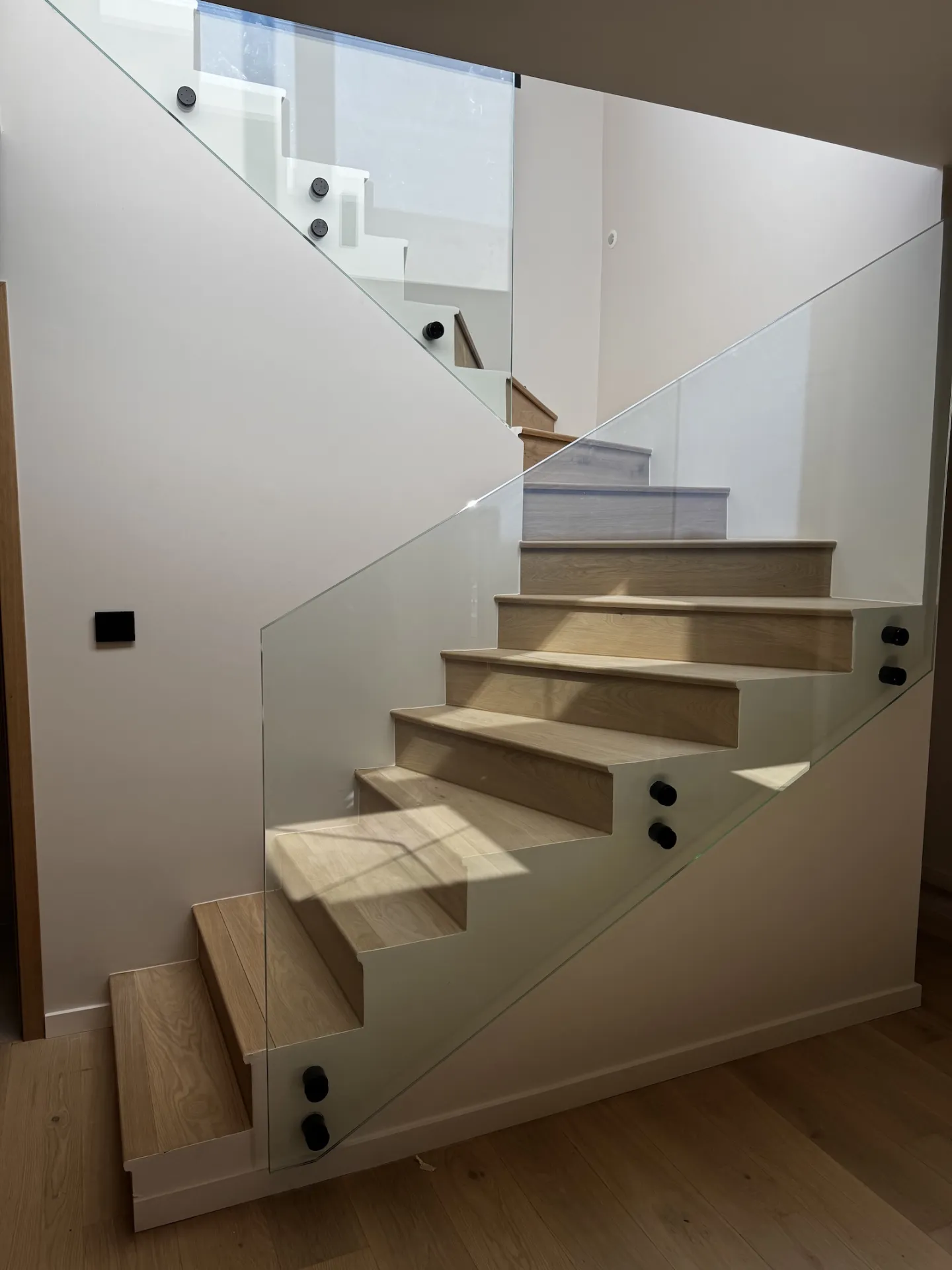 Vue d'ensemble escalier avec garde-corps en verres dans l'ouest lyonnais