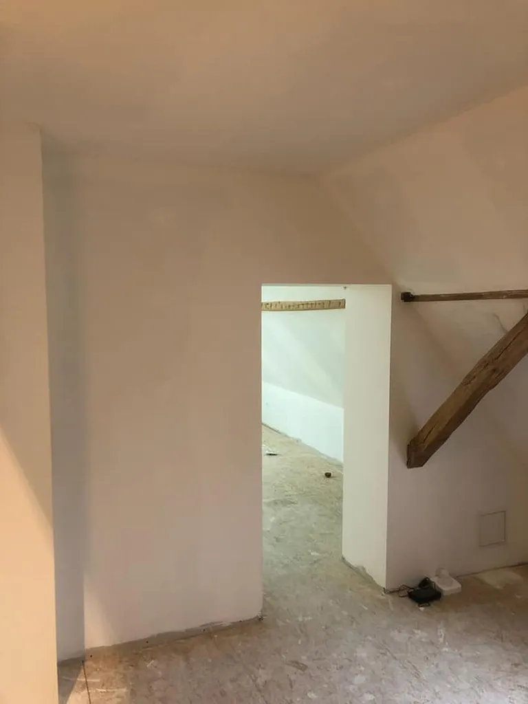 Aménagement de combles en suite parentale à Haguenau avec isolation thermique RE2020 et finitions peinture haut de gamme