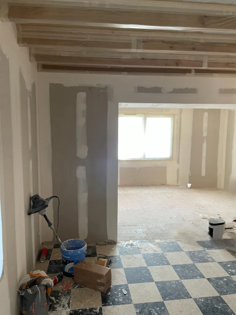 Isolation thermique intérieure réalisée après ouverture de mur porteur pour améliorer le confort à Beaujeu