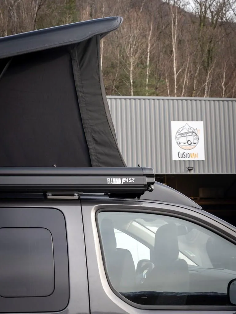 Spécialiste de pose de toit relevable sur-mesure Peugeot e-Expert M électrique à Paris : installation homologuée en Île-de-France
