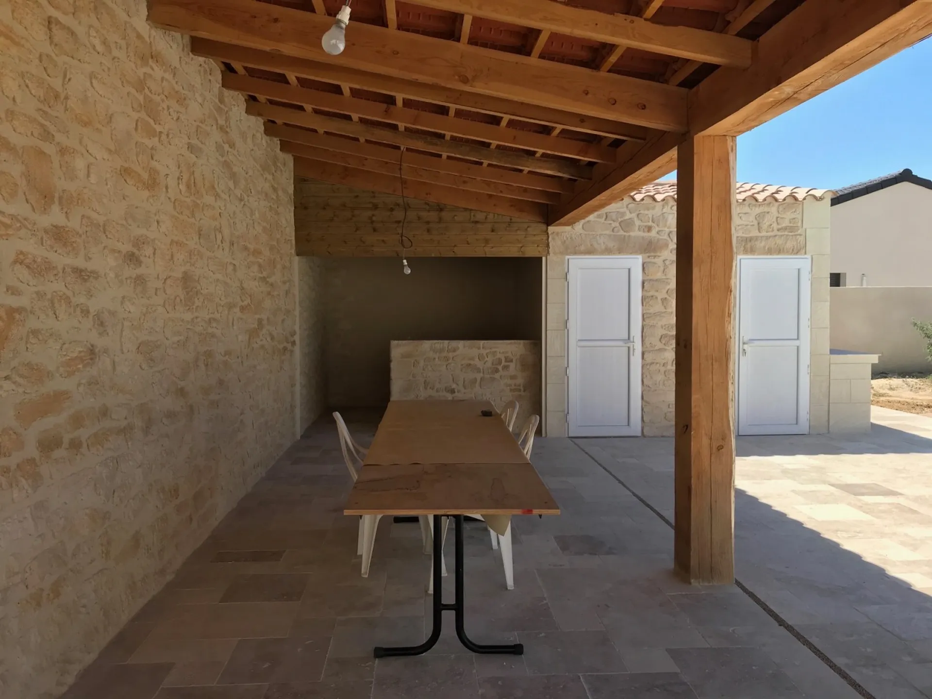 Pool House réalisé en EFFET PIERRE taillée à Lignan-sur-Orb proche de Béziers 