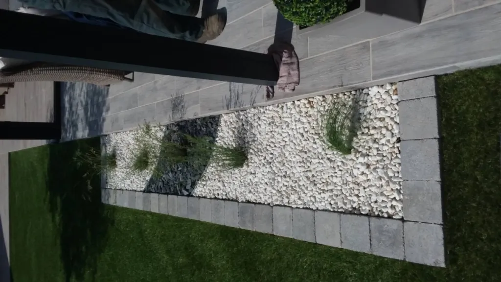 Pose de bordures en pavé et plantation avec paillagemineral