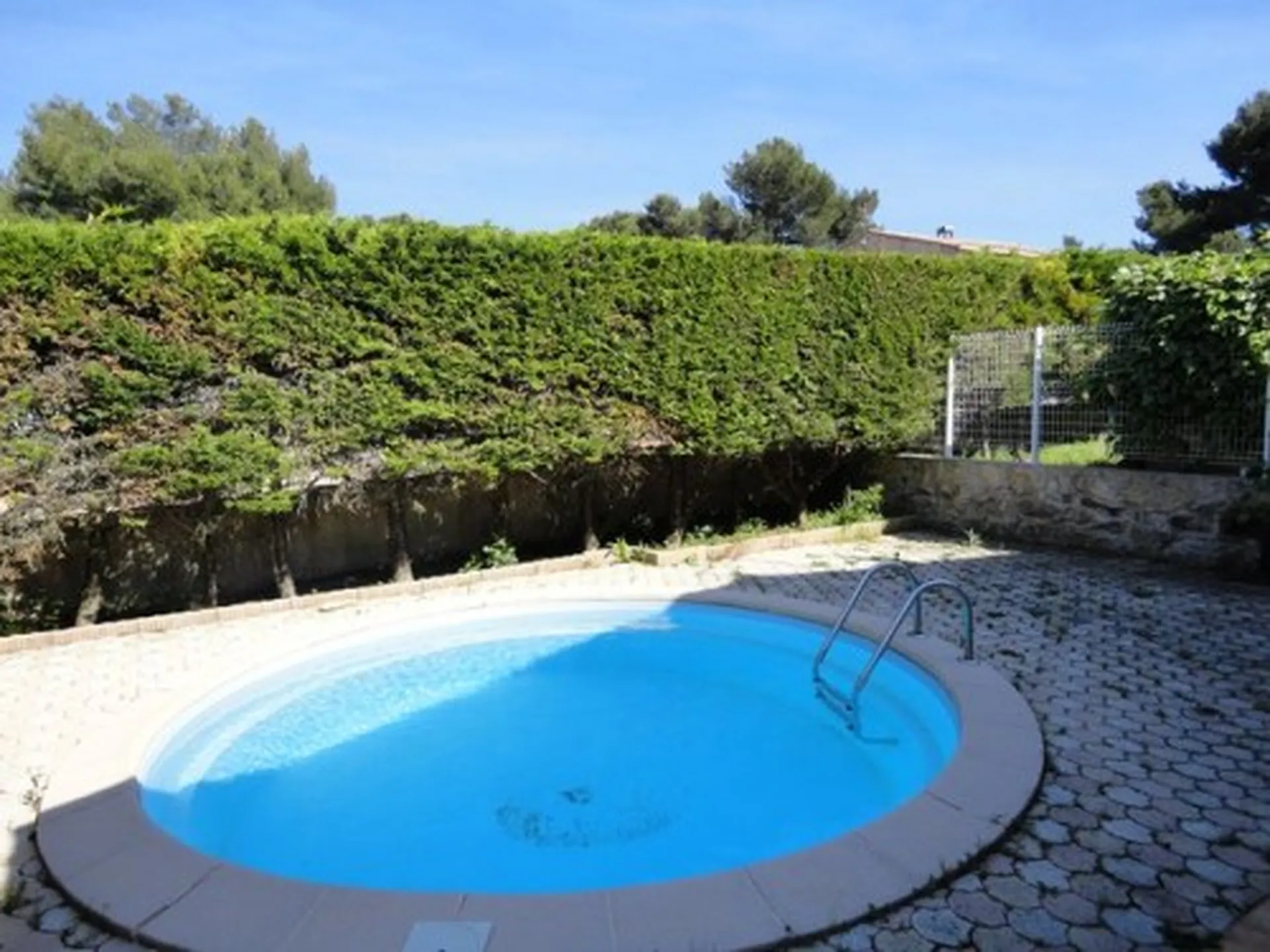 Vente maison Roquefort la Bédoule proche commodités sur 610m² de terrain avec piscine