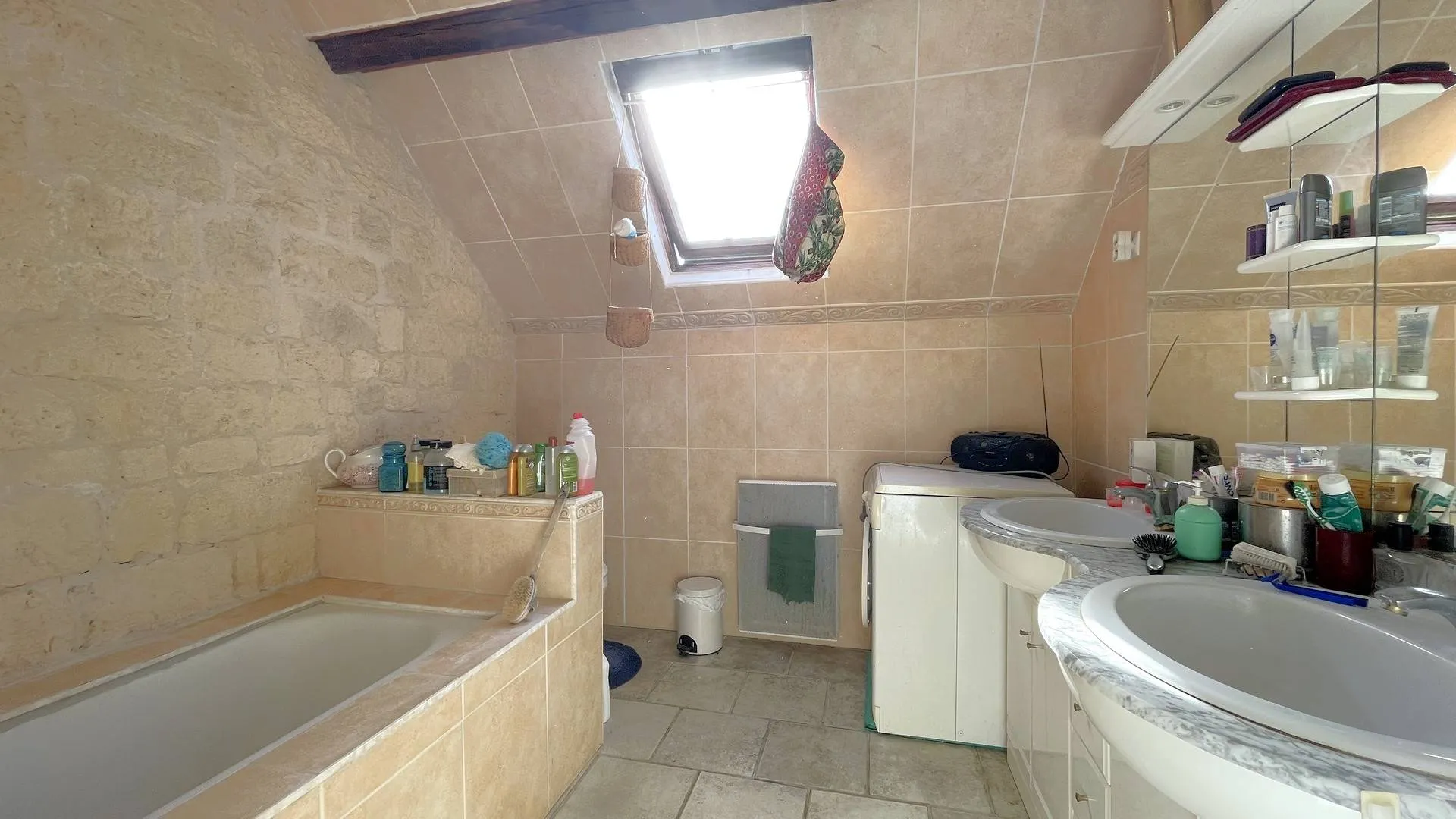 Bien immobilier à potentiel à vendre à proximité de Neufchâtel-en-Bray : Combles aménagés avec une chambre de 30 m² offrant de belles possibilités.