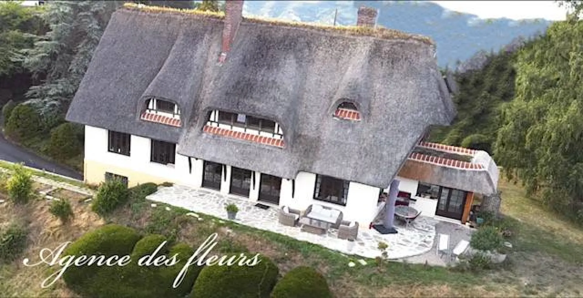 A saisir charmante chaumière de 221 m² édifiée sur un terrain de 5900 m² sur la commune de FRENEUSE 76410