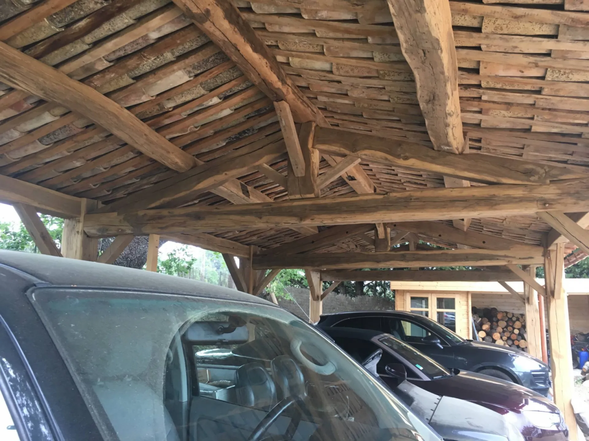 Abri voiture en vieux chêne à Lorques