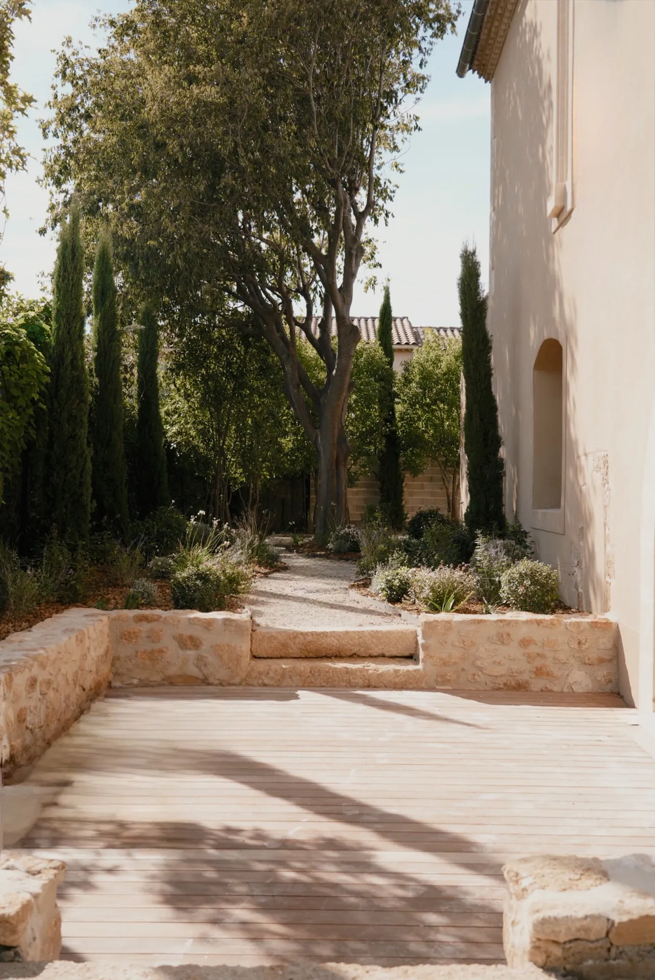 Création de Jardin, à Saint-Rémy de Provence, Pierre, sèche et massif, méditerranéen arrosage