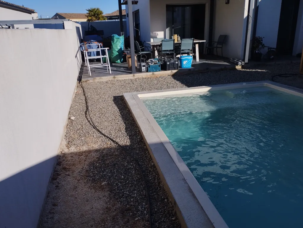 Pose d'une terrasse contour de piscine de 40 m² en itauba avec finitions soignées à Bessan proche de Mèze