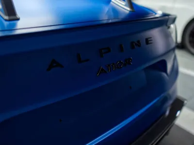 Résultat haut de gamme sur Alpine A110R avec film XPEL appliqué pour un client basé à Lorient.