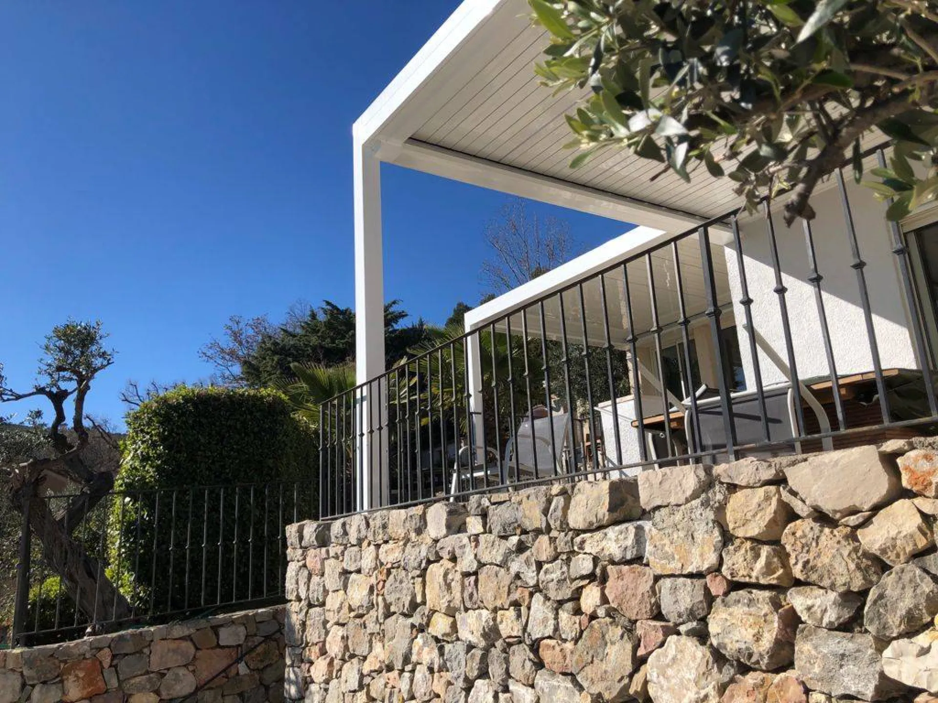 Pergola Bioclimatique adossée à Mougins dans les Alpes Maritimes