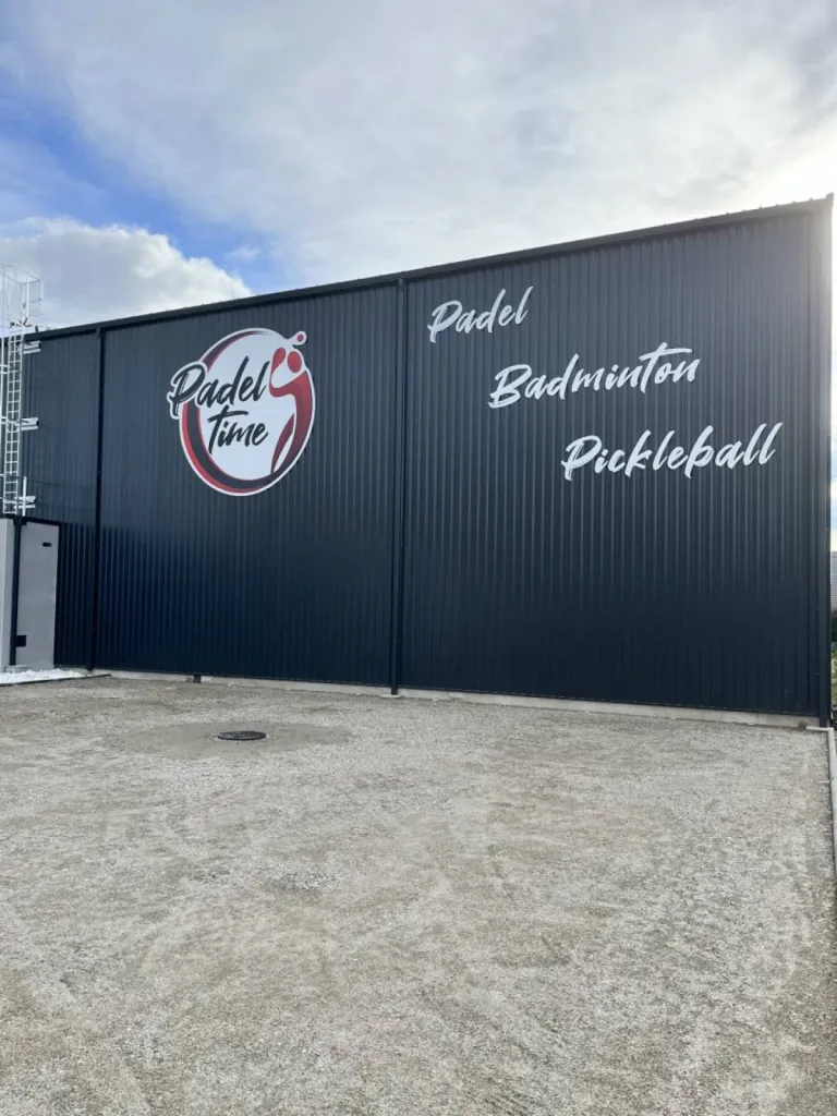 Réalisation enseigne classique pour Padel Time en lettres découpées sur bardage à Auterive