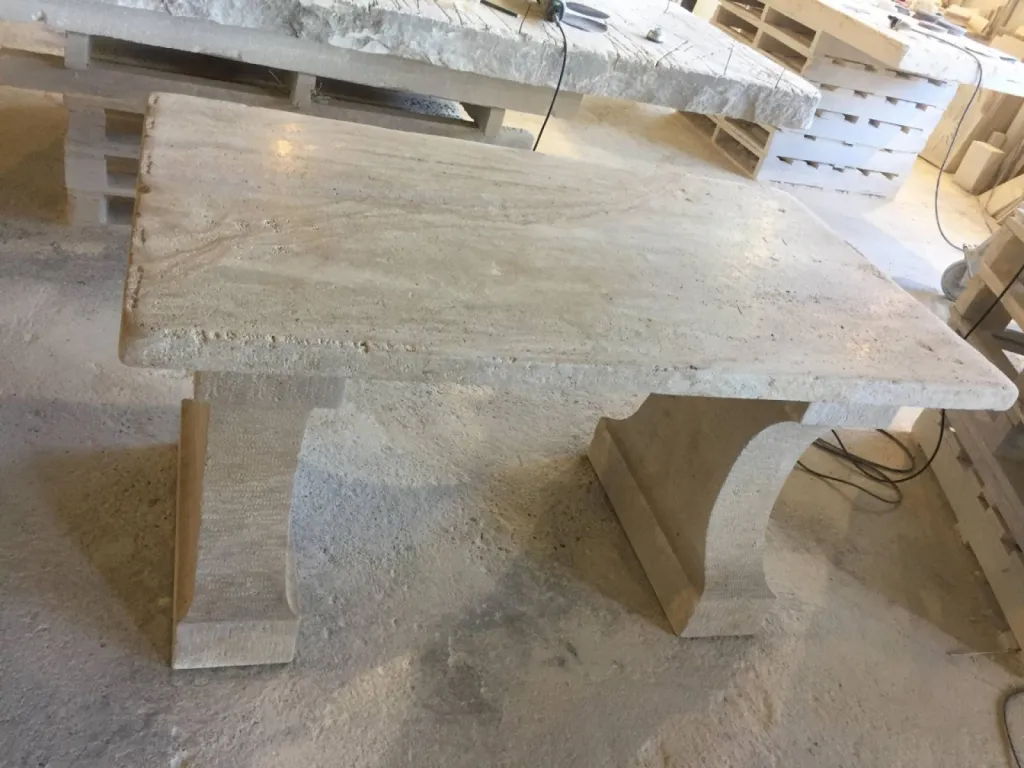 Dallage antique en pierre naturelle de France Pierres anciennes de récupération, prix dalle pierre ancienne. Sol ancien, matériaux naturels vieillis, usés et patinés à la main dans nos ateliers de taille de pierre. Découvrez nos carrelages, pavés et tomet