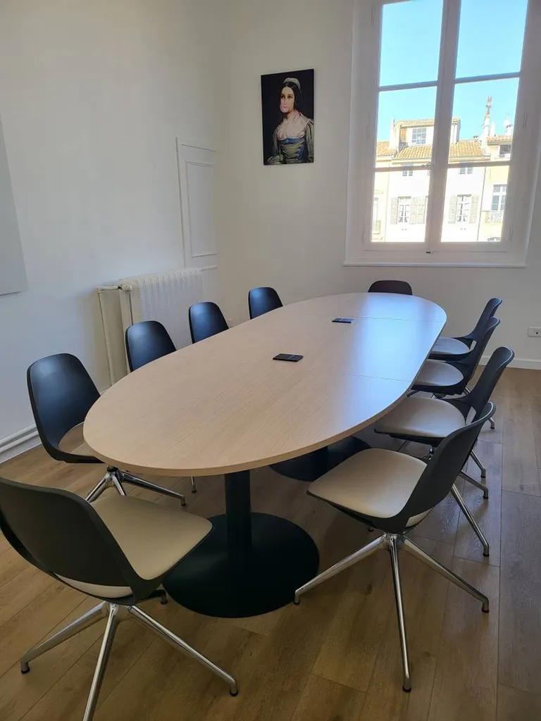 Chaises de réunion Eurosit avec  table de réunion électrifiée Buronomic à Aix-en-Provence
