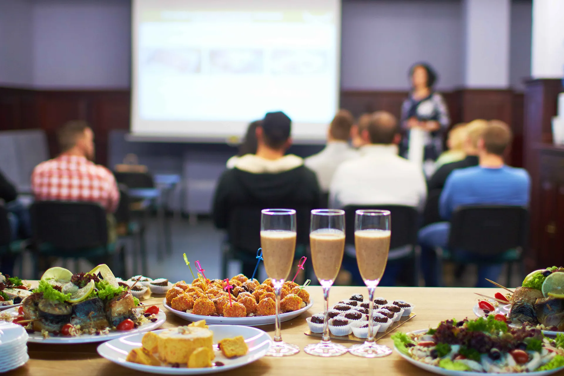 Privatisation d'un château pour séminaire proche de Ménerbes 84560 Vaucluse : dortoir pour hébergement, salle de conférence climatisée et organisation de balades en VTT guidées.