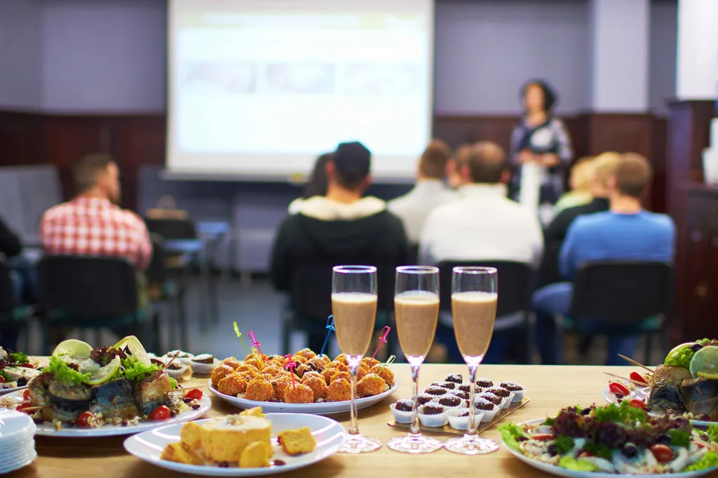Privatisation d'un château pour séminaire proche de Ménerbes 84560 Vaucluse : dortoir pour hébergement, salle de conférence climatisée et organisation de balades en VTT guidées.